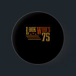 Bóton Redondo 5.08cm Look Whos 75 Years Old Funny 75th Birthday Gift<br><div class="desc">This 75th birthday design in a vintage look makes a great gift for anyone who turns 75. The perfect 75 years old gift idea for the next birthday party. Look Who's 75 Birthday Costume Gift Idea.</div>
