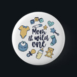 Bóton Redondo 5.08cm Mãe da Selvagem de Um Ano, Primeiro Aniversário<br><div class="desc">Mãe da selvagem. Mãe design de primeiro aniversario de menino bonito e engraçado para mamãe de menino com filho virando uma e mãe de um garoto de 1 ano celebrando esse marco memorável. Legal e maravilhosa mercadoria para a primeira festa de aniversário de mamãe com seu garotinho. Design perfeito para...</div>