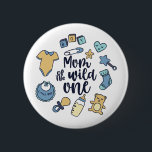 Bóton Redondo 5.08cm Mãe da Selvagem de Um Ano, Primeiro Aniversário<br><div class="desc">Mãe da selvagem. Mãe design de primeiro aniversario de menino bonito e engraçado para mamãe de menino com filho virando uma e mãe de um garoto de 1 ano celebrando esse marco memorável. Legal e maravilhosa mercadoria para a primeira festa de aniversário de mamãe com seu garotinho. Design perfeito para...</div>