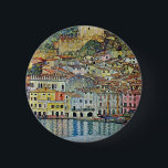 Bóton Redondo 5.08cm Malcesine no lago Garda por Gustav Klimt<br><div class="desc">Malcesine no lago Garda (1913), por Gustav Klimt, é uma pintura simbolista vitoriana da Era Art Nouveau de arte. Uma bela vista da cidade italiana de Malcesine, com edifícios e casas à beira do porto. As casas e barcos lançam um reflexo na água calma. Vocês podem ver as paredes do...</div>