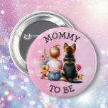 Bóton Redondo 5.08cm Mamãe para bebê e papoila para ser Chá de fraldas<br><div class="desc">Mamãe deve ser chá de fraldas. Querida menina sentada ao lado do seu German shepherd de filhote num pedaço de flores bonito de aquarela. Borboletas cor-de-rosa e azuis e flores silvestres bonito.</div>