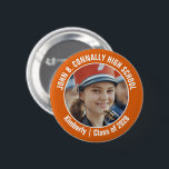 Bóton Redondo 5.08cm Marca do Segundo grau de Fotografias da Banda de M<br><div class="desc">Esta legal fotografia de banda personalizada de marchagem de segundo grau apresenta uma tipografia branca do seu grupo e do nome do jogador num botão laranja. Personalize com a fotografia do seu aluno e o ano de aula como um pai orgulhoso. Uma mãe e um pai podem vestir estes botões...</div>