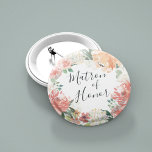 Bóton Redondo 5.08cm Matão Floral de Honra do Meio-Verão<br><div class="desc">Identifique os jogadores-chave no seu chá de panela com nossos botões florais elegantes e doces. O botão apresenta uma camada floral de cor d'água de peônias cor-de-rosa-pêssego,  flores brancas de hydrangea e verde botânico com "matrão de honra" inscrito no dentro em escrita à mão.</div>