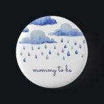 Bóton Redondo 5.08cm Membro da Família Personalizada de Chás de fraldas<br><div class="desc">Crie seus próprios botões personalizados de membro da família personalizada das nuvens de aquarelas do Chá de fraldas usando esses modelos pelo Cali Graphics. Este design bonito apresenta nuvens de aquarela e gotas de chuva e tipografia elegante. Personalize esses botões clicando em "Personalizar" e insira seu texto nas caixas de...</div>