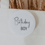 Bóton Redondo 5.08cm Menino de aniversário neutro de gênero minimalista<br><div class="desc">Celebre seu dia especial com nosso botão minimalista de aniversário neutro em gênero, projetado para crianças de todas as idades. Este produto é perfeito para aniversários em qualquer estação — primavera, verão, outono ou inverno — apresentando um design limpo, moderno, preto-e-branco com um toque de buho-whimsy. O seu estilo simples,...</div>