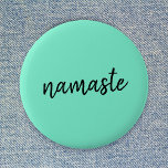 Bóton Redondo 5.08cm Namaste | Neo Mint Green Yoga Espiritual<br><div class="desc">Simples, na moda, "namaste" cita design de arte na moderna tipografia de escrita manuscrita minimalista num fundo verde da casa da moeda. O slogan pode ser facilmente personalizado com suas próprias palavras para um presente perfeito para um coelhinho de yoga ou amante de pilates! Namasté significa literalmente "cumprimentos a você"....</div>