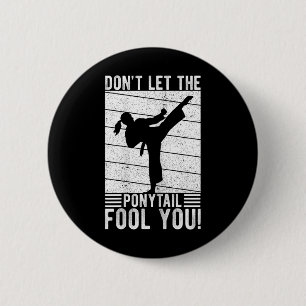 Bóton Redondo 5.08cm Não Deixe a Trança Enganar Você! Garota de Karatê