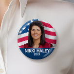 Bóton Redondo 5.08cm Nikki Haley - Foto da campanha com bandeira americ<br><div class="desc">Um design clássico com uma fotografia de Nikki Haley sobre uma bandeira dos EUA que se acenou. O ano pode ser alterado para uma linha ou posição de marca. Um clássico design de campanha para uma eleição presidencial.</div>
