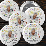 Bóton Redondo 5.08cm No Loving Memory Funeral Memorial Wildflower<br><div class="desc">Um botão apresenta a foto,  o nome,  as datas de nascimento e morte de seu ente querido e "In Loving Memory" sobre flores escuras em um fundo branco. CORRESPONDENTE a itens na nossa coleção.</div>