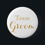 Bóton Redondo 5.08cm Noivo da equipe do casamento do ouro branco<br><div class="desc">Este é botões roxos do noivo da equipe do casamento com texto da sombra da gota no ouro. É o melhor para o partido nupcial vestir-se na festa de solteira,  no chá de panela,  no ensaio wedding,  nos chás de casamento,  nos almoços e no jantar de ensaio.</div>