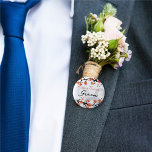 Bóton Redondo 5.08cm NOME DE ETIQUETA de Casamento Chic das Flores Trop<br><div class="desc">O Super Charmante 'Groom' Tropical Chic Orange Hibiscus Flower Fusion E Cinzas/Espíritos de Cinzas Ondas Curly, Verão Moderno / Casamento de Destino, Festa Bridal / Entourada de Casamento / Ensaio Caseiro / Bachelorette ou Festa Hen / Nome de etiqueta Bachelor Botão de Pino. O fundo base pode ser alterado para...</div>