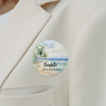 Bóton Redondo 5.08cm Nome de etiqueta de casamento da praia de Bridesma<br><div class="desc">Uma praia tropical,  ondas e palmeiras,  de cor aquosa. Personalize e adicione o nome da dama de honra. Script de estilo manuscrito preto.</div>