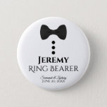 Bóton Redondo 5.08cm Nome de etiqueta do Botão de Casamento do Anel Bea<br><div class="desc">Estes botões divertidos são projetados como presentes para o seu portador do anel. Perfeito para identificá-los em um chá de casamento ou janto de ensaio. Os botões apresentam uma imagem de uma gravata preta com três botões. O texto diz "Ring Bearer" e tem espaço para inserir seu nome, assim como...</div>