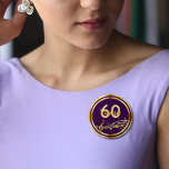 Bóton Redondo 5.08cm Notas de música de ouro de 60 anos em na moda púrp<br><div class="desc">Fundo roxo escuro com notas falsas de ouro para uma 60ª festa de aniversário. Com uma falsa armação de ouro. Modelos para idade e nome. O nome é escrito em um script de estilo manuscrito. Ouro e número.</div>