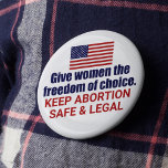 Bóton Redondo 5.08cm O aborto é seguro e legal na América por escolha p<br><div class="desc">Dê às mulheres a liberdade de escolha na América. É o nosso direito civil. Todas as mulheres merecem o direito de escolher. Mantenha o aborto seguro e legal. Um botão patriótico de bandeira americana. Lute contra SCOTUS e este projeto para derrubar Roe V. Wade.</div>