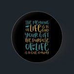 Bóton Redondo 5.08cm O Significado De Uma Citação Inspiradora Da Vida<br><div class="desc">O significado da vida é encontrar seu presente. O objetivo é doá-lo. Design de citação inspiracional e motivacional com afirmações positivas e slogan de vida. Legal mercadoria tipográfica com mensagem de empoderamento e uplifação para aumentar seu espírito. Espalhar estas palavras de sabedoria e inspirar os outros a serem fortes, corajosos,...</div>