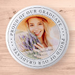 Bóton Redondo 5.08cm Orgulho da nossa Foto de Graduação Moderna do Form<br><div class="desc">Este design simples e clássico é composto por tipografia serif e adiciona uma foto personalizada.</div>