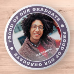 Bóton Redondo 5.08cm Orgulho do nosso Formando 20XX | Graduação<br><div class="desc">Este design simples e clássico é composto por tipografia serif e adiciona uma foto personalizada.</div>