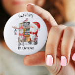 Bóton Redondo 5.08cm Papais noeis e renas personalizadas de 1rua de Nat<br><div class="desc">Papais noeis e renas, o primeiro botão de Natal do bebê será uma decoração de excelente para o berçário ou para anexar a um cartão de Natal. A ilustração da aquarela tem o Papai Noel com sua rena e trenó cheios de presentes. "[NOME's] 1rua de Natal" está escrito em tipografia...</div>