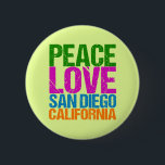 Bóton Redondo 5.08cm Peace Love San Diego California<br><div class="desc">Um presente legal de San Diego California para um californiano em cores de neon vintage e um fundo amarelo bonito. Ele lê Peace Love San Diego em bonito fonte multicolorida.</div>
