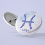 Bóton Redondo 5.08cm Peixes bonito - Sinal de astrologia - Roxo Persona<br><div class="desc">Este bonito botão de Peixes roxo e lavanda apresenta seu sinal astrológico do Zodiac em um belo brilho como as constelações. Personalize este presente bonitinho com seu nome em script cursivo para alguém com aniversário no final de fevereiro ou início de março.</div>