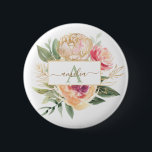 Bóton Redondo 5.08cm Peony e Gold Foil Bloom Monograma Crachá<br><div class="desc">Projetado para coordenar com a nossa coleção Peony Bloom Monograma, este crachá personalizável apresenta flores rosa e douradas e dolorosas com folhagem verde. Para personalização mais avançada deste design, por exemplo, alteração do layout, da fonte ou do tamanho do texto, clique no botão "PERSONALIZAR" acima. Por favor note que a...</div>
