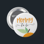 Bóton Redondo 5.08cm Pequena Mamãe De Laranja De Citrus Cutie A Ser Bot<br><div class="desc">Avise a todos no chá de fraldas quem a Mamãe está com esse pino fofo! Veja a coleção inteira para mais itens correspondentes!</div>
