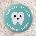 Bóton Redondo 5.08cm Perdi meu primeiro crachá azul-lacrimejo dos dente<br><div class="desc">Crachá para crianças com um dente feliz em um fundo azul teal e o texto "Eu perdi meu primeiro dente" e o nome personalizável abaixo.</div>