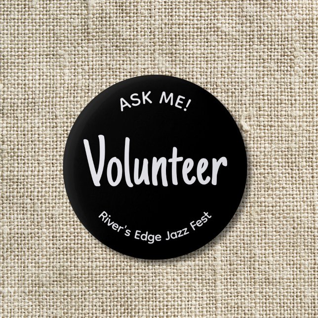 Bóton Redondo 5.08cm Pergunte-me o Crachá do voluntário (Black "ask me!" volunteer pin button badge with white letters.)