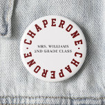Bóton Redondo 5.08cm Pino do Botão de Percurso de Campo da Classe Escol<br><div class="desc">Pino de Chaperone da Classe Oficial com texto personalizado no meio. "Chaperone" em vermelho escuro; texto personalizado em preto.</div>