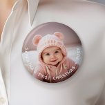 Bóton Redondo 5.08cm Primeiro Natal do bebê - Foto simples curvada<br><div class="desc">Adicione uma foto a este lindo ímã de bebês - perfeito para meninas ou meninos. Uma foto com uma sobreposição de tipo faz um ímã memorável para sua geladeira. Use um instantâneo fofo do seu telefone e faça um item que durará anos. Uma fonte moderna mínima para o ano com...</div>
