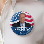 Bóton Redondo 5.08cm RFK JR - Robert Kennedy Photo com Flag 2024<br><div class="desc">Um design clássico para o Kennedy concorrendo à presidência nas eleições de 2024. Você pode mudar o nome e o ano nesta design.</div>