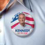 Bóton Redondo 5.08cm Robert F Kennedy JR 2024 - com fundo de bandeira<br><div class="desc">Um design clássico com o nome de Kennedy e uma foto com uma bandeira acenando ao fundo. Um design patriótico para Kennedy concorrendo à presidência na eleição de 2024.</div>