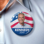 Bóton Redondo 5.08cm Robert F Kennedy JR 2024 - com fundo de bandeira<br><div class="desc">Um design clássico com o nome de Kennedy e uma foto com uma bandeira acenando ao fundo. Um design patriótico para Kennedy concorrendo à presidência na eleição de 2024.</div>