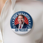 Bóton Redondo 5.08cm Ron DeSantis para o Presidente 2024 - Foto da Camp<br><div class="desc">Uma renderização de Ron DeSantis com um raio de luz vermelha atrás de sua cabeça e um tipo ao redor da foto. Um simples design com Ron DeSantis concorrendo à presidência. Ele está concorrendo ao primário republicano para as eleições de 2024.</div>