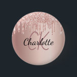 Bóton Redondo 5.08cm Rosa dourado glitter goteja nome do monograma<br><div class="desc">Um fundo metálico de aparência falsa,  rosa dourado,  decorado com pingos de falso brilho,  pintura pingando. Personalize e adicione um nome,  suas iniciais de monograma.</div>