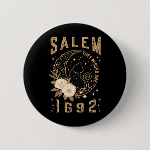 Bóton Redondo 5.08cm Salem 1692 Eles Perderam Um Jato De Bruxa Negra
