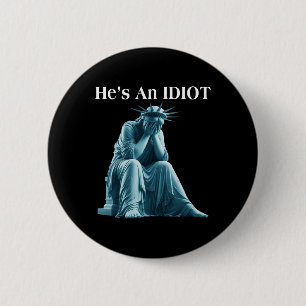 Bóton Redondo 5.08cm Sarcástico Anti-Trump Ele É Uma Estátua Idiota De
