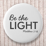 Bóton Redondo 5.08cm Seja a Luz | Matthew 5:14 Bíblia Verse Christian<br><div class="desc">A escritura simples,  na moda cristã,  cita design de arte com bíblia verso "Seja a Luz - Matthew 5:14" em tipografia moderna minimalista em preto. Esta moda,  design de fé moderna é a dádiva perfeita e a declaração de moda. | #cristão #religião #escritura #fé #bíblia #jesus #luz</div>