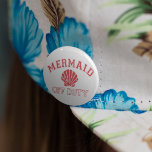 Bóton Redondo 5.08cm Sereia de Descarga Vintage<br><div class="desc">Identifique-se como fora de serviço com o nosso bonitinho botão redondo de verão. Beachy,  vintage style design apresenta "Mermaid Off Duty" em caracteres vermelhos angustiados com uma ilustração da concha.</div>