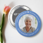 Bóton Redondo 5.08cm Simples Foto do Funeral Memorial do Coração<br><div class="desc">Honre o seu amado com este belo botão com uma foto destacada por três linhas de texto personalizado e um coração simples. Altere facilmente a cor de fundo para atender às suas necessidades. A memória perfeita favorece a entrega à família e aos amigos.</div>