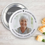Bóton Redondo 5.08cm Simples Foto do Funeral Memorial do Coração<br><div class="desc">Honre o seu amado com este belo botão com uma foto destacada por três linhas de texto personalizado e um coração simples. Altere facilmente a cor de fundo para atender às suas necessidades. A memória perfeita favorece a entrega à família e aos amigos.</div>