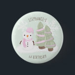 Bóton Redondo 5.08cm Snowman Christmas<br><div class="desc">O Natal de Snowman Comemora o aniversário de inverno do seu filho com este bonitinho e bonitão a vestir um chapéu e lenço cor-de-rosa pastel. Este tema é ideal para o seu pequeno aniversário de inverno ou para a festa de Natal da criança. O design é completamente personalizável. Veja o...</div>