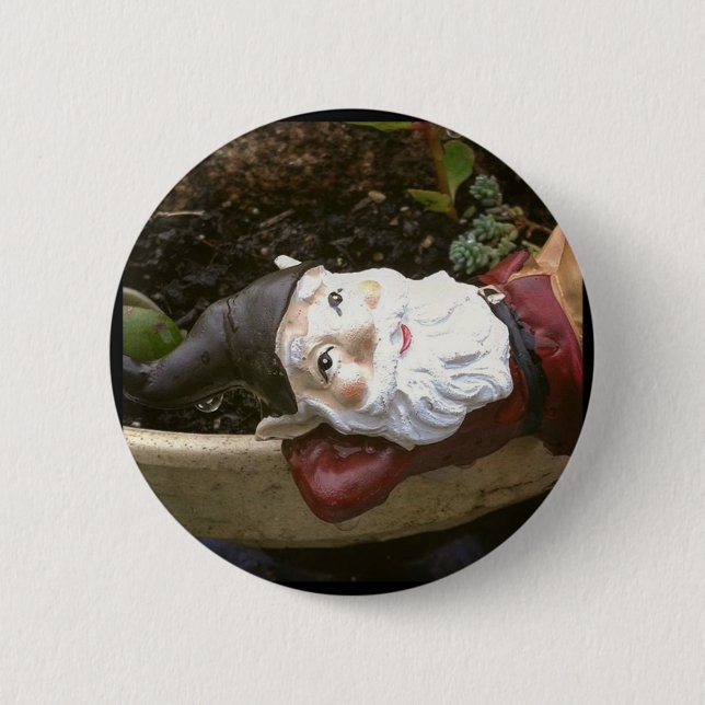 Bóton Redondo 5.08cm Só Chillin, Um Gnomo De Jardim (Frente)