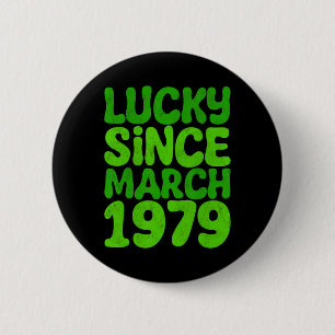 Bóton Redondo 5.08cm Sortudo Desde Março De 1979 Aniversário 45º Dia De