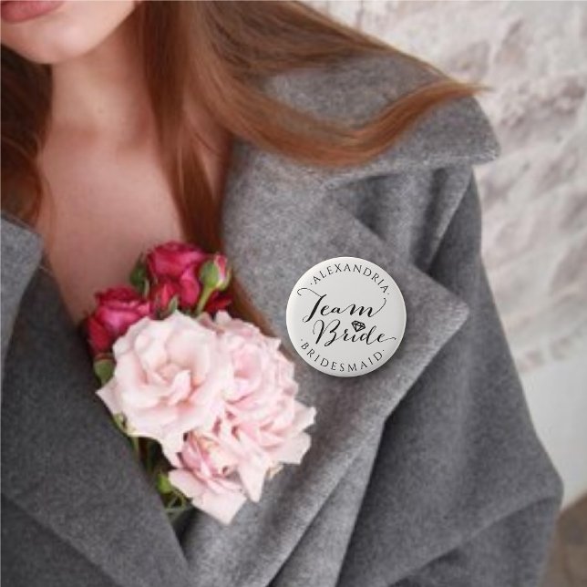 Bóton Redondo 5.08cm TEAM BRIDE Script Calliografia Festa Bridal de Cas (TEAM BRIDE M.O.H. Diamond Classic Script Wedding Bridal Party Pinback Button @ fatfatin_blue_knot)