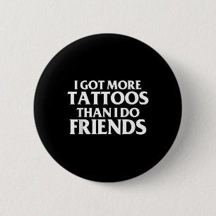 Bóton Redondo 5.08cm Tenho Mais Tatuagens Do Que Os Amigos Engraçados D