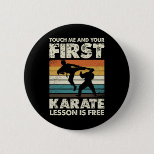 Bóton Redondo 5.08cm Toque Em Mim E Sua Primeira Lição De Karate É Livr