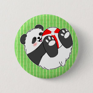 Bóton Redondo 5.08cm Um Bebê Panda Fofo Brincando com uma Bola
