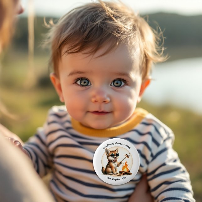 Bóton Redondo 5.08cm Um primeiro aniversario de acampamento Coyote Feli (One Happy Camper Coyote Camping 1st Birthday Button)